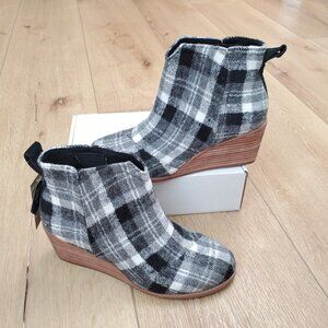 Toms Clare Bootie Wedge Ankle Black Grey Plaid Womens 7 EU 37.5 NWT Boots Preppy